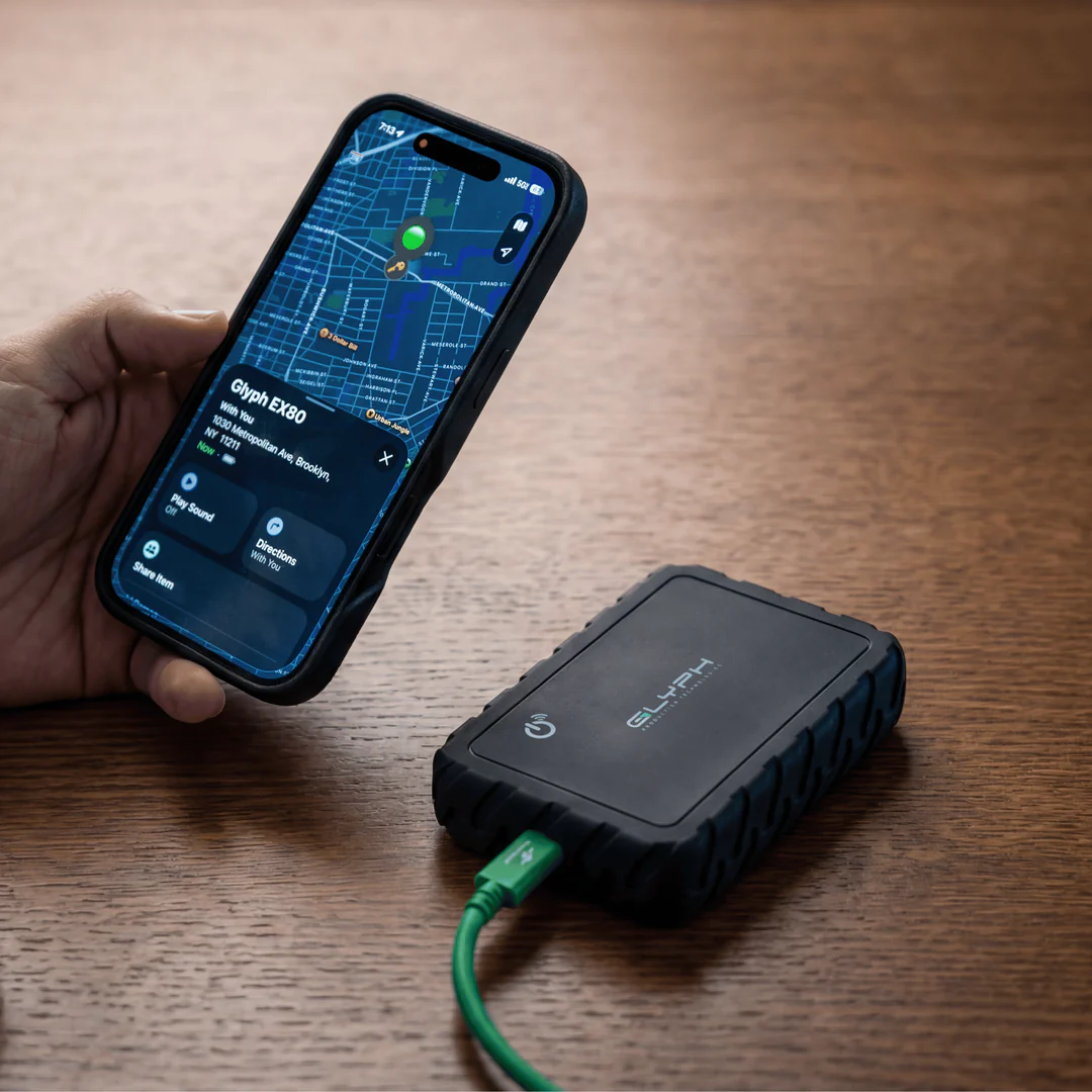 Glyph Atom EX80 with smartphone